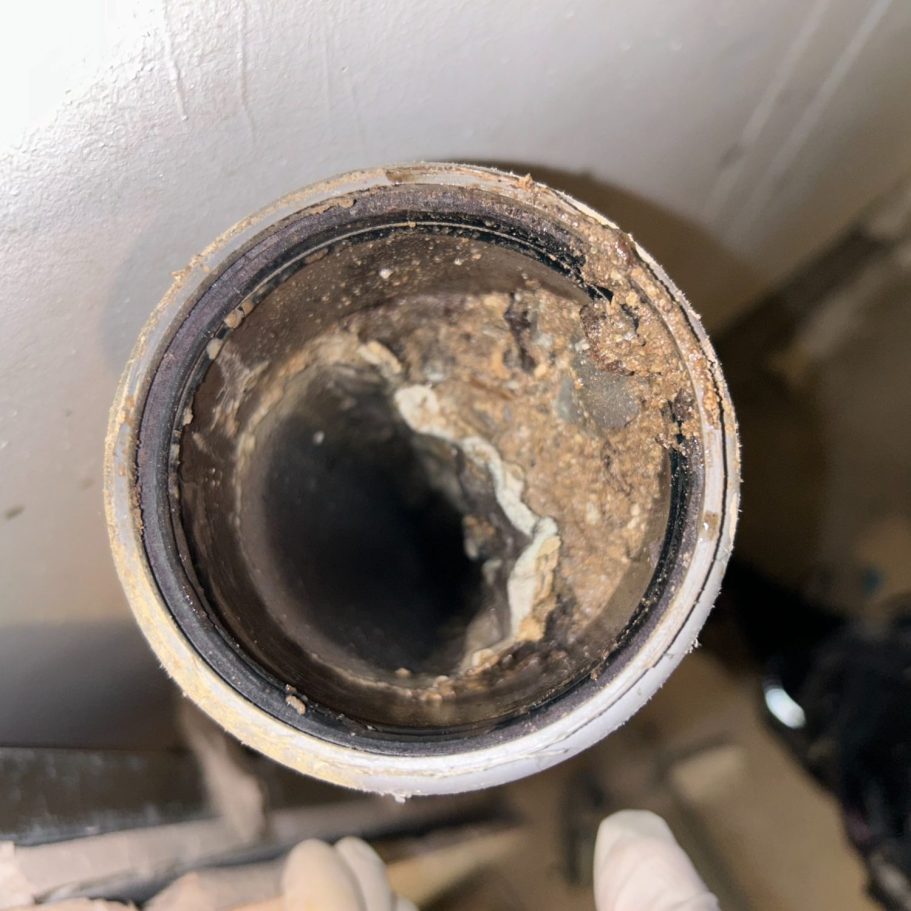Vorher-Nachher-Vergleich eines verstopften WC in Oberhausen nach der Rohrreinigung