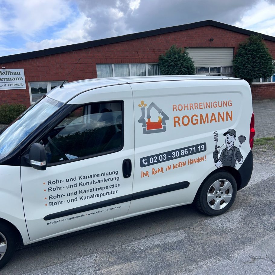 Firmenwagen seitlich mit der kamera aufgenommen