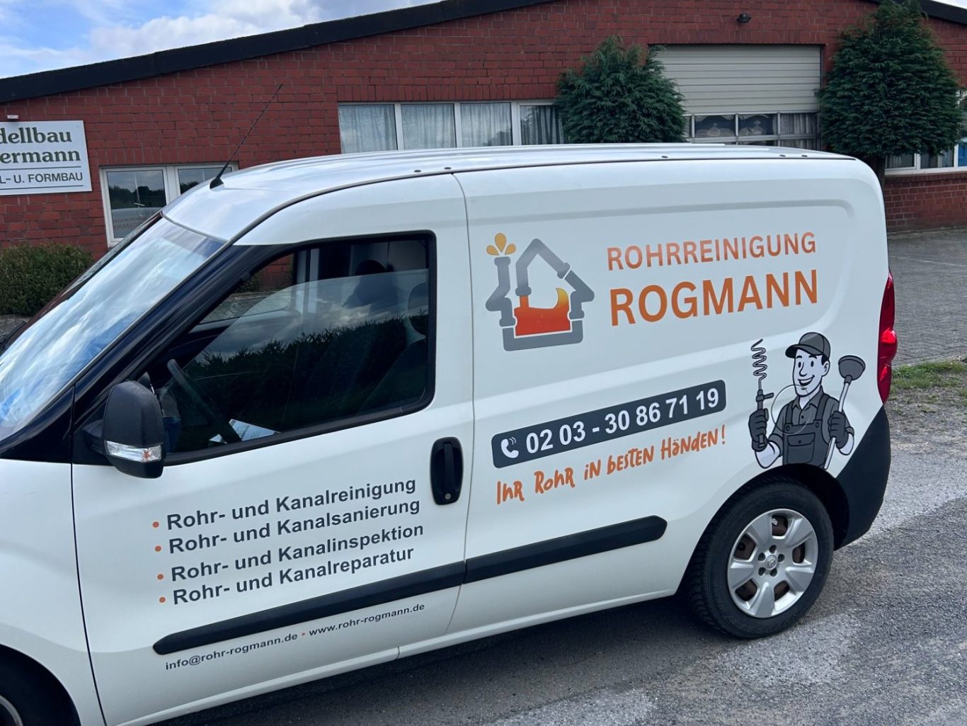 Firmenfahrzeug von der seite aufgenommen mit werbung drauf Rohrreinigung Rogmann