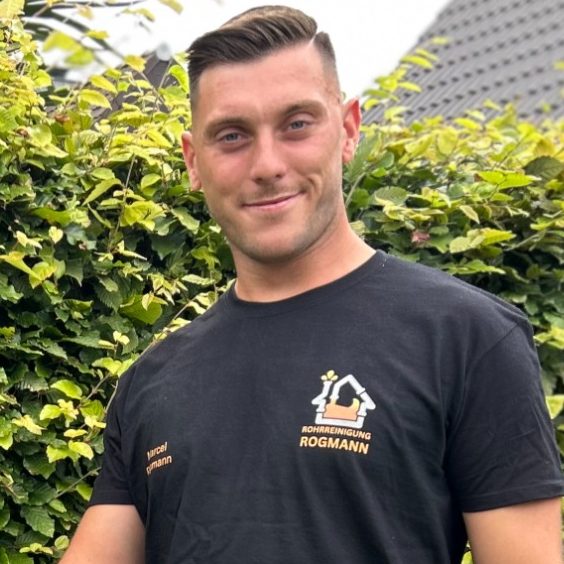 Marcel Rogmann Auf dem Bild ist der Rohrreiniger Marcel Rogmann zu sehen in seiner Arbeitskleidung in einem schwarzem T Shirt mit seinem Firmen Logo darauf