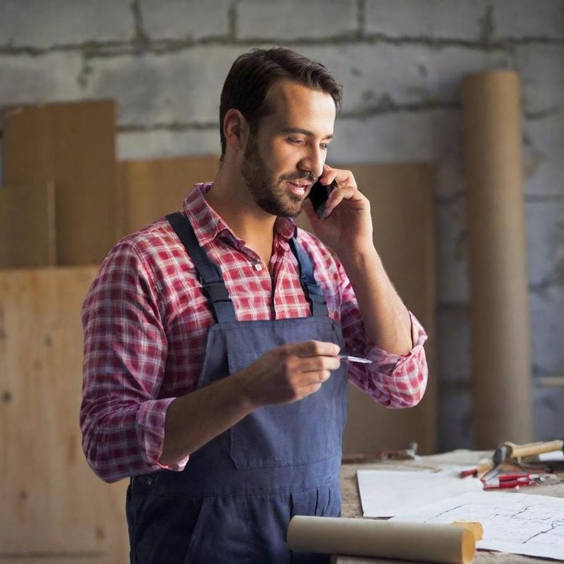 Rohrreiniger am Telefon Der Rohrreiniger telefoniert mit einem neuen Kunden.