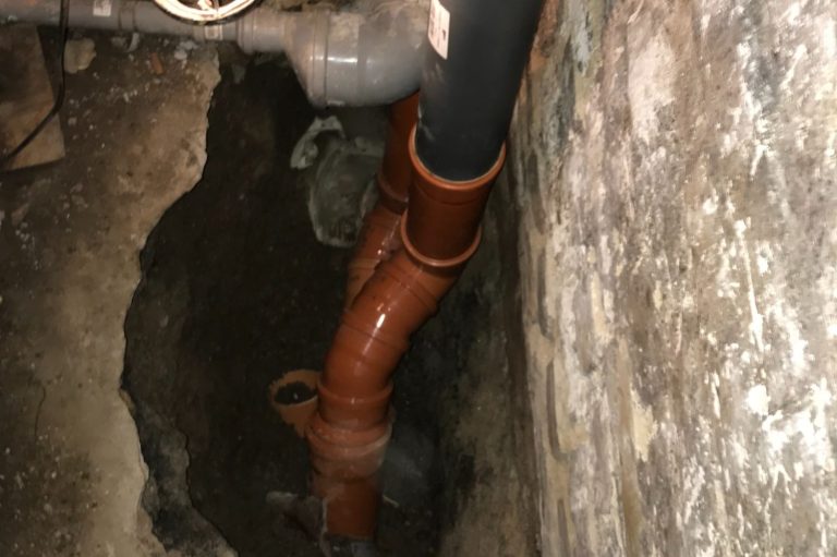 Rohrreparatur Schmutzwasserfall leitung neu verlet im schacht