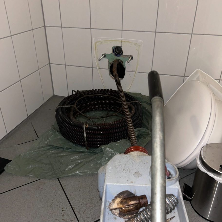 Mechanische Reinigung eines verstopften Urinalabflusses in Bochum