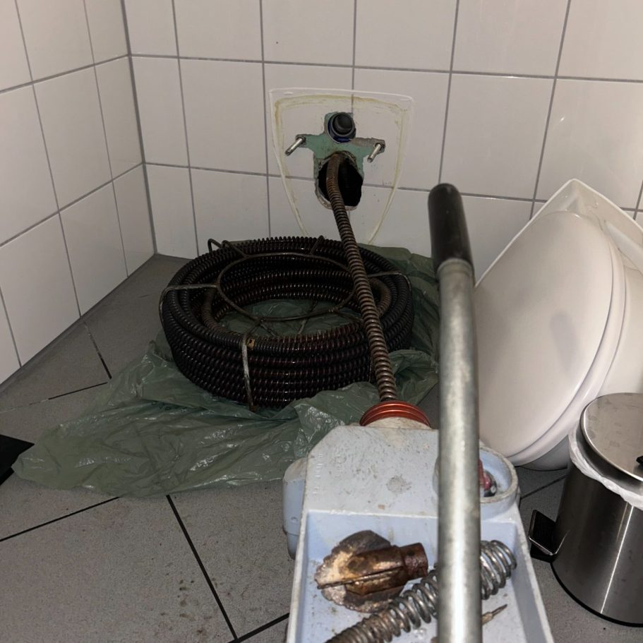 Rohrreinigung im WC-Bereich mit mechanischer Spirale